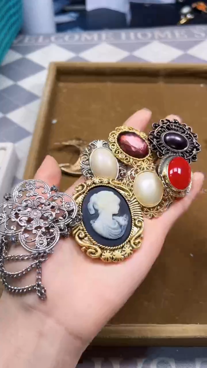 非金属无蝴*如图所示时尚饰品