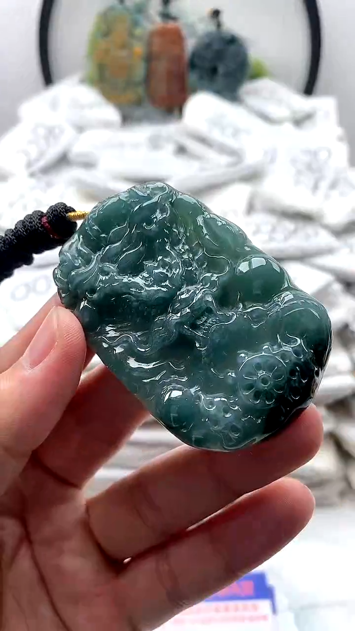 【闪购商品】翡翠颈饰未镶嵌龙牌有瑕疵能接受在拍