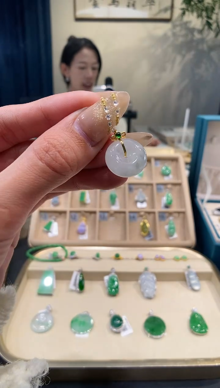 【闪购商品】翡翠吊坠(不含链)18K金镶嵌平安扣