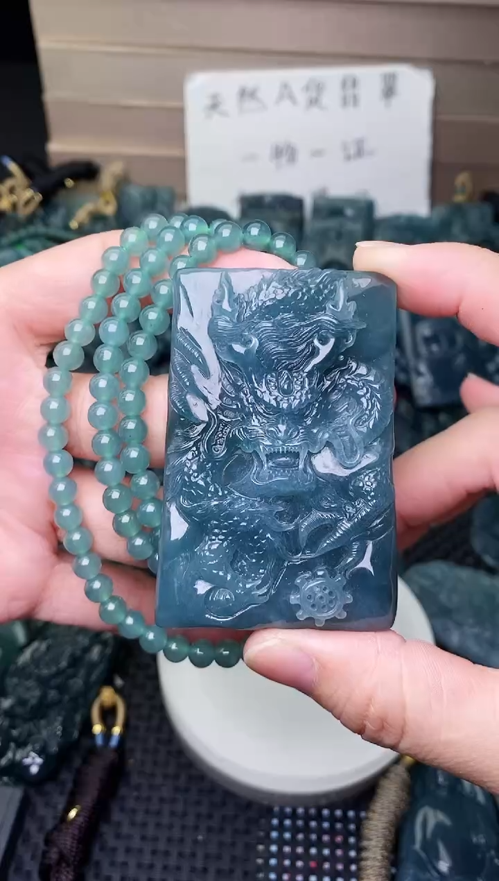 颈饰未镶嵌翡翠 