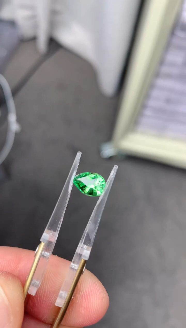 【闪购商品】石榴石裸石未镶嵌1.6ct沙弗莱水滴