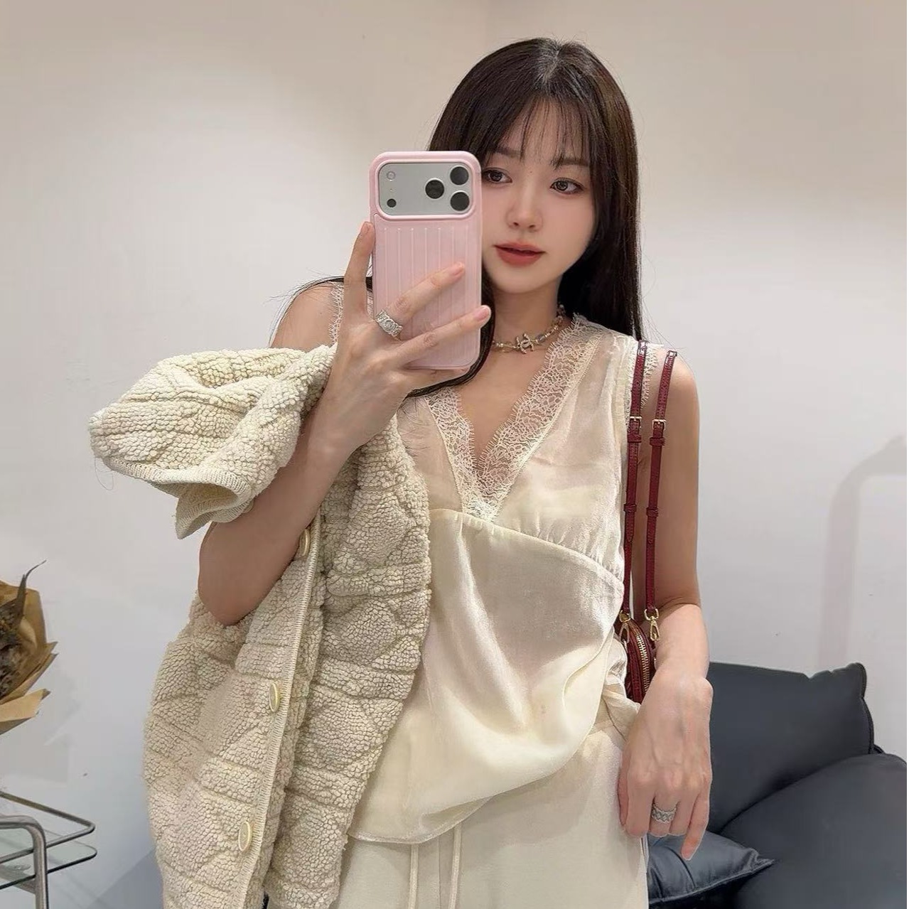 蕾丝边丝绒背心 