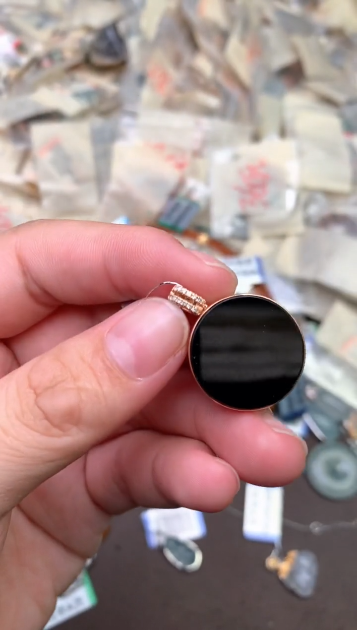 18K金镶嵌挂件翡翠   —