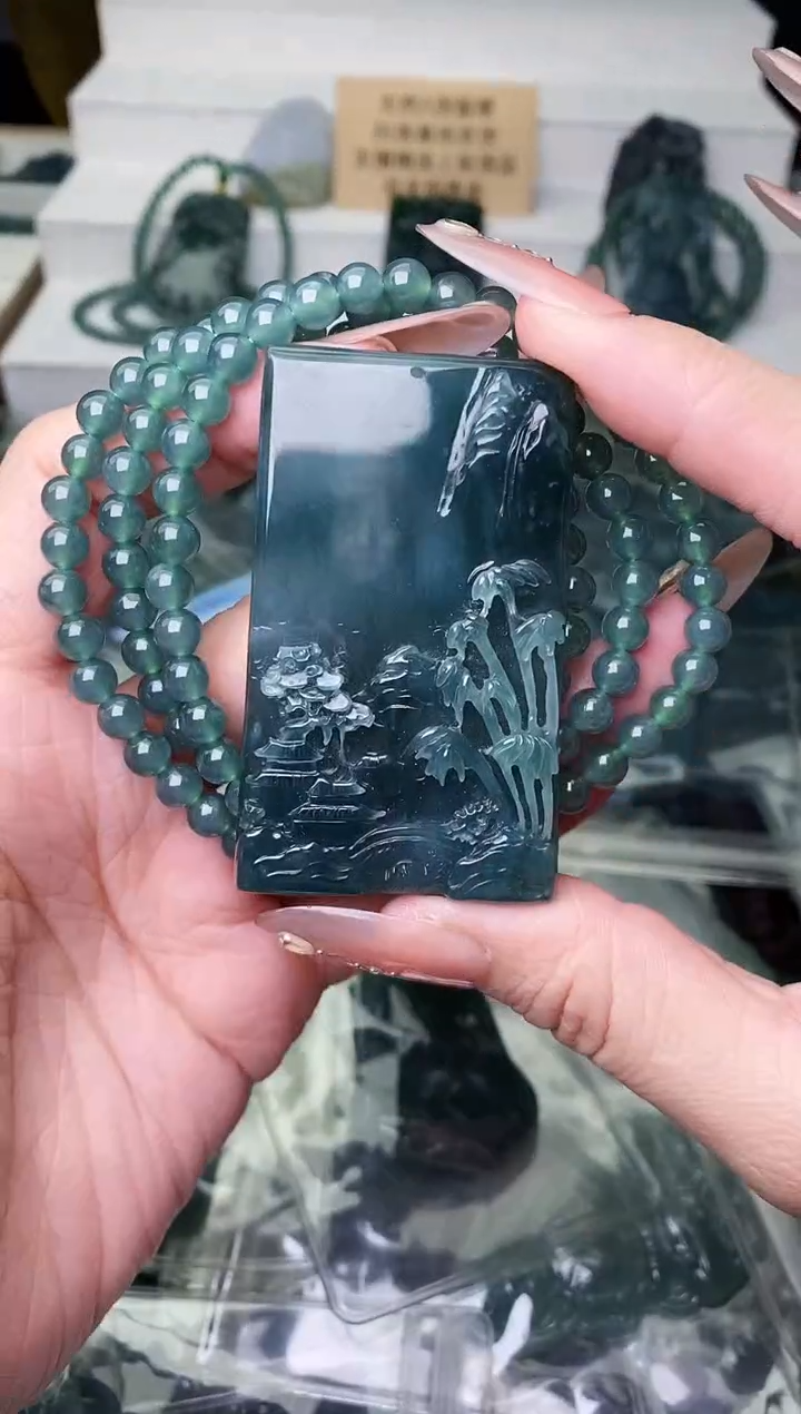 颈饰未镶嵌翡翠 