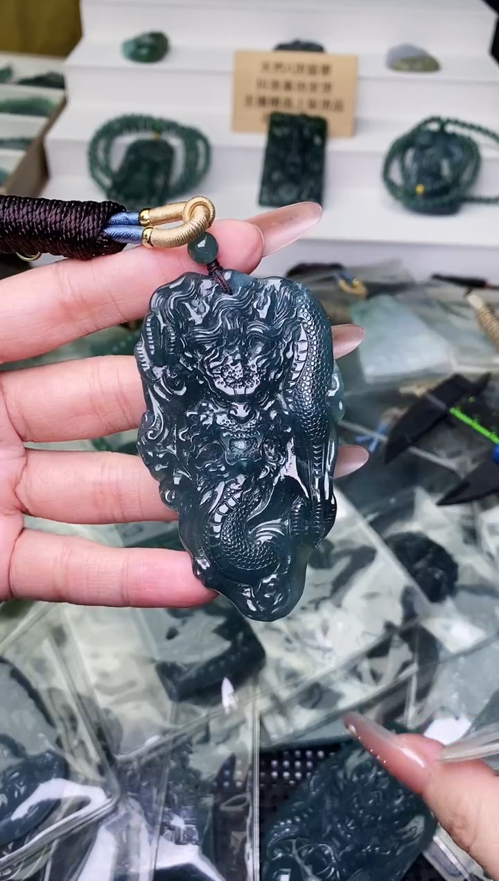 颈饰未镶嵌翡翠 