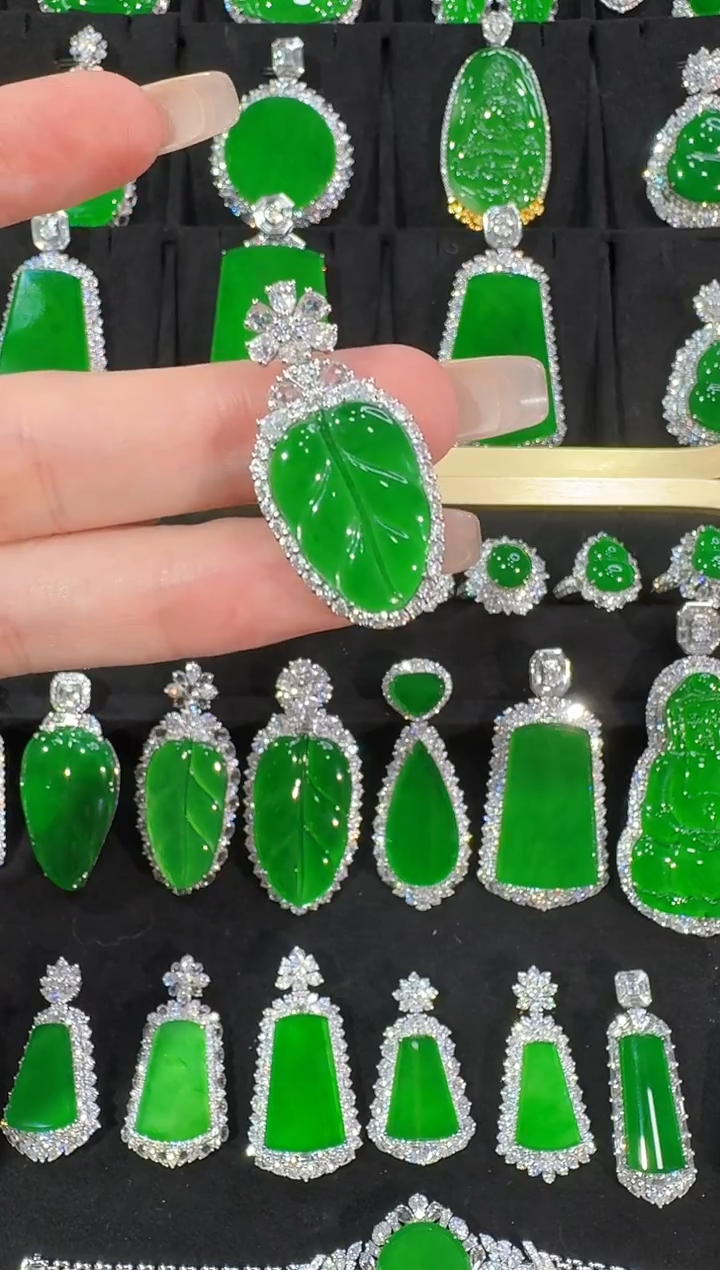 翡翠18K金镶嵌颈饰叶子天然A货翡翠