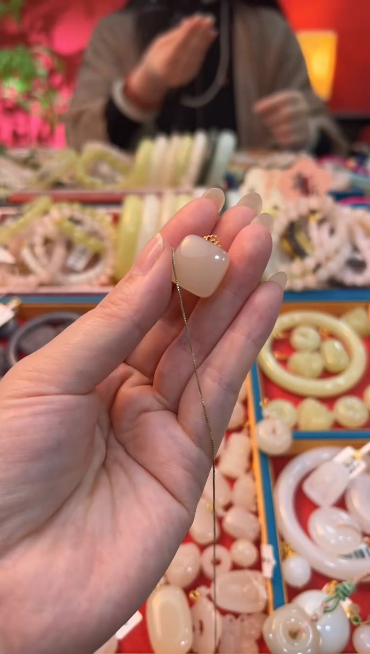 【闪购商品】和田玉吊坠18K金镶嵌红藕粉大方糖