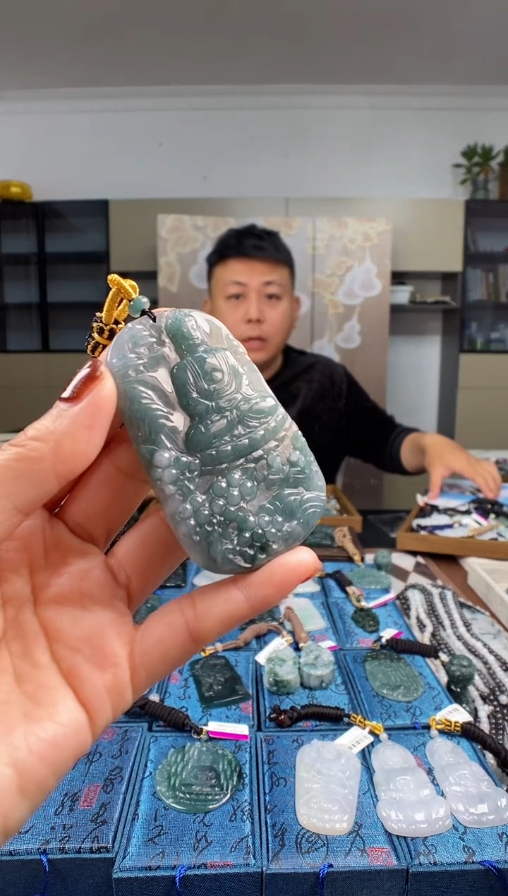 颈饰未镶嵌翡翠  多样性发其一