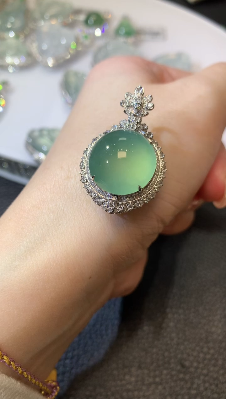【闪购商品】翡翠吊坠(不含链)18K金镶嵌A75 