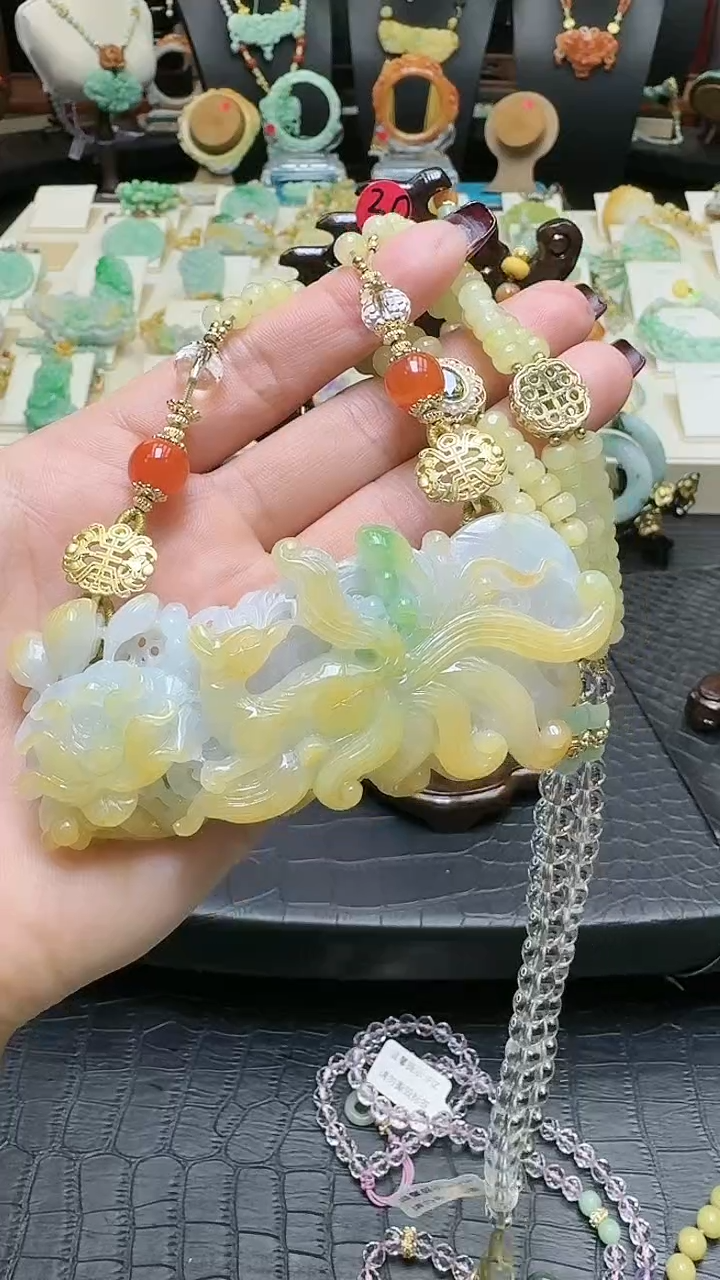 【闪购商品】翡翠颈饰未镶嵌特色黄加绿九尾