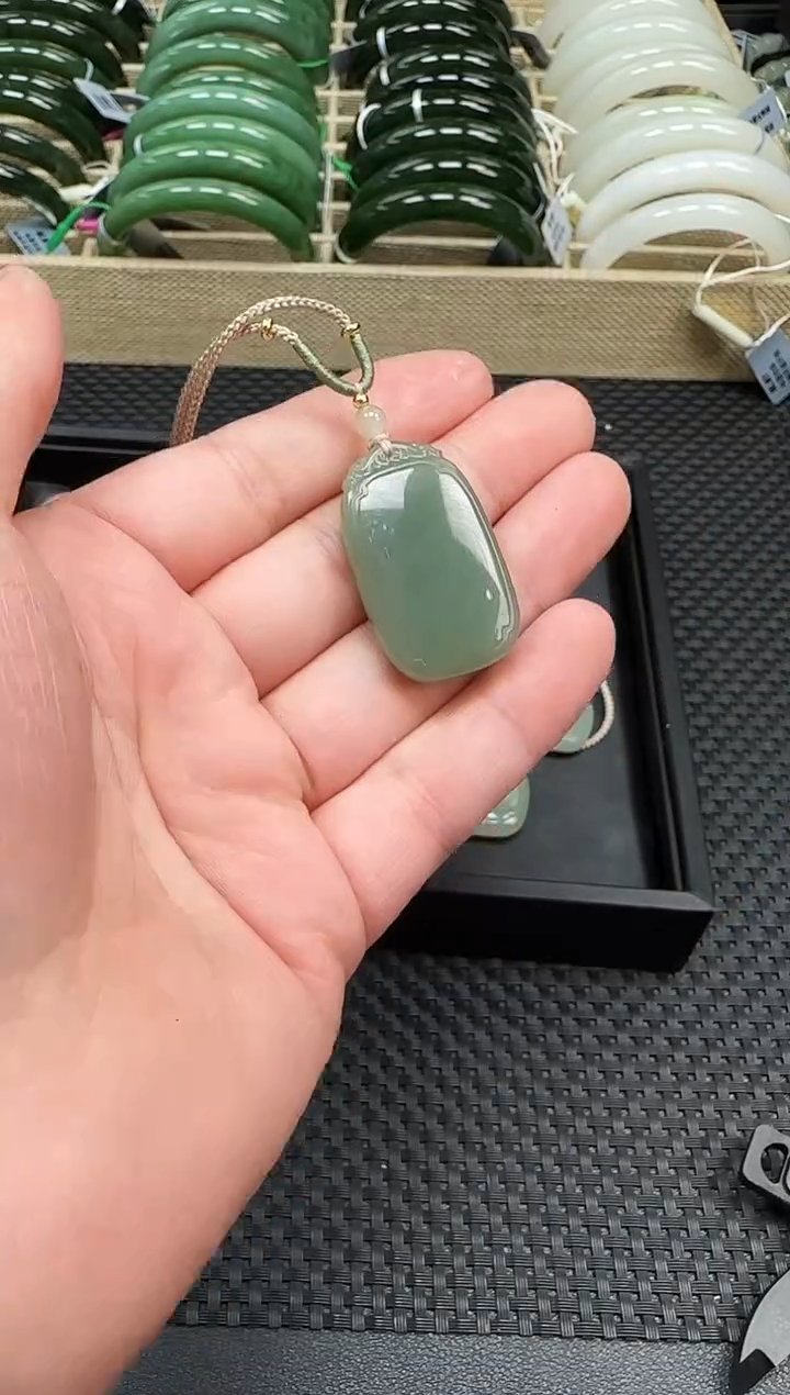 颈饰未镶嵌和田玉多样性发一件 无事牌 若羌料