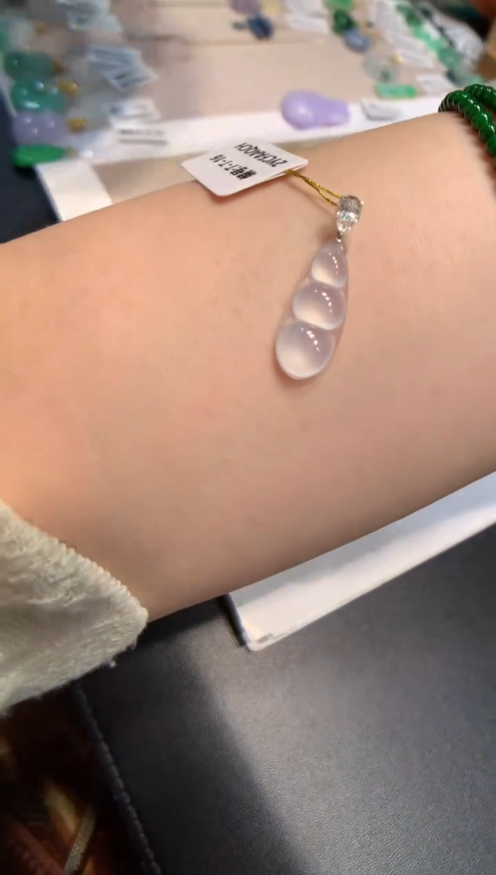 颈饰18K金镶嵌翡翠福豆