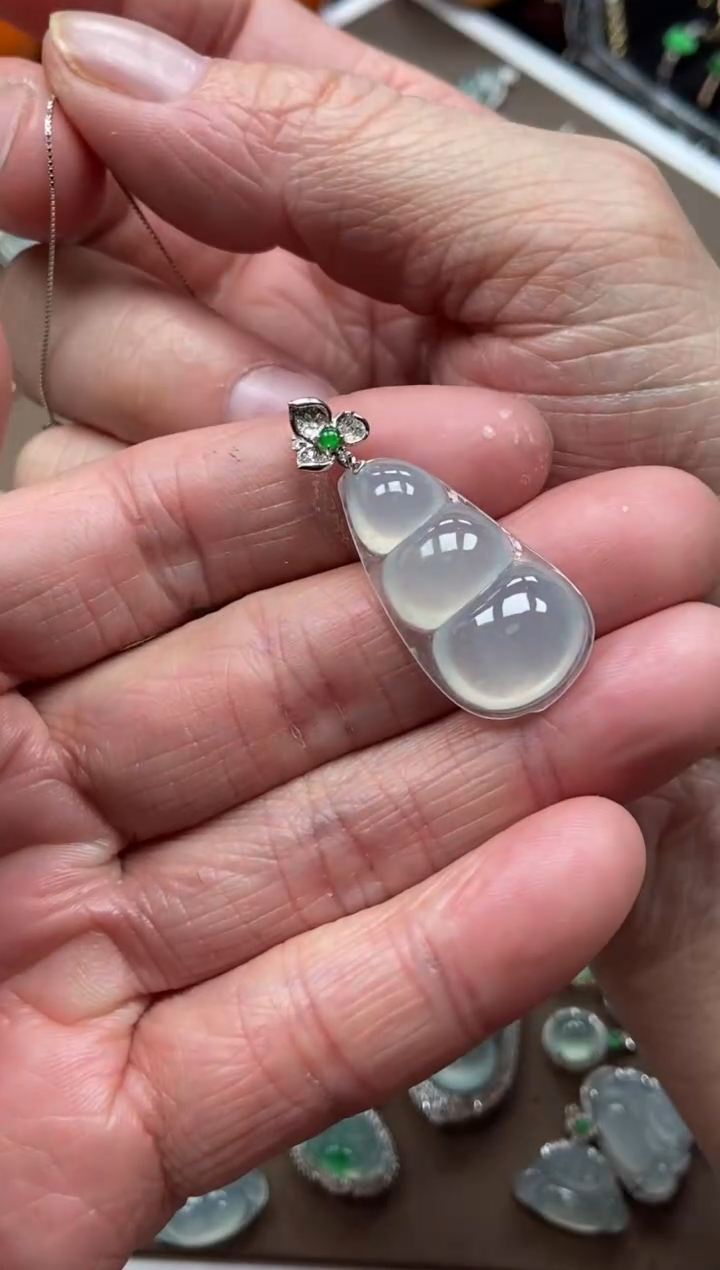 【闪购商品】翡翠吊坠(不含链)18K金镶嵌福豆