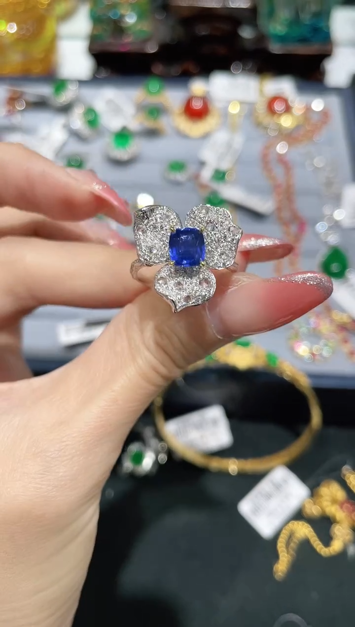 戒指蓝宝石18K金镶嵌戒指