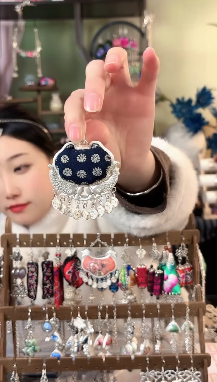 彩云南阁非遗老绣苗银饰品703