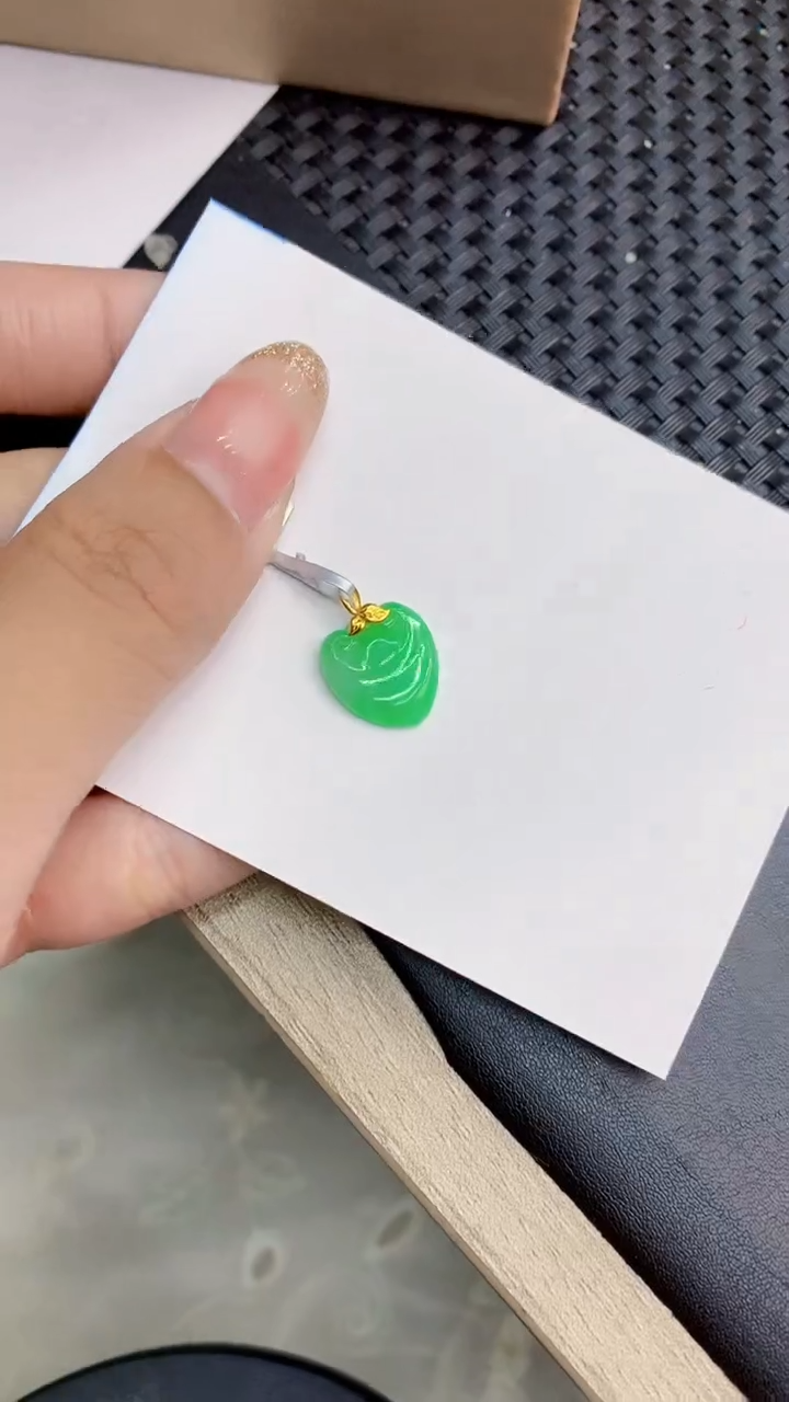 翡翠18K金镶嵌颈饰             8