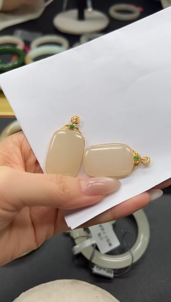 颈饰18K金镶嵌和田玉和田玉藕粉无事牌吊坠/多样性发一 31*21*6