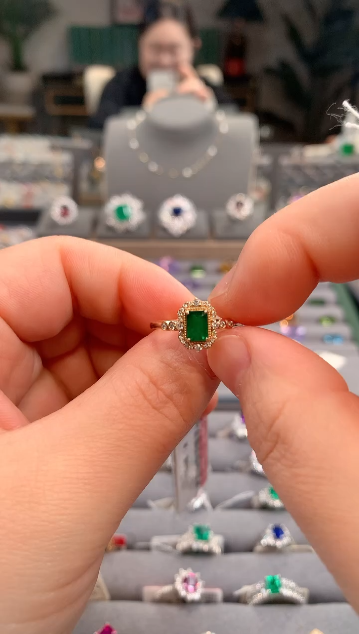 【闪购商品】祖母绿戒指18K金镶嵌祖母绿