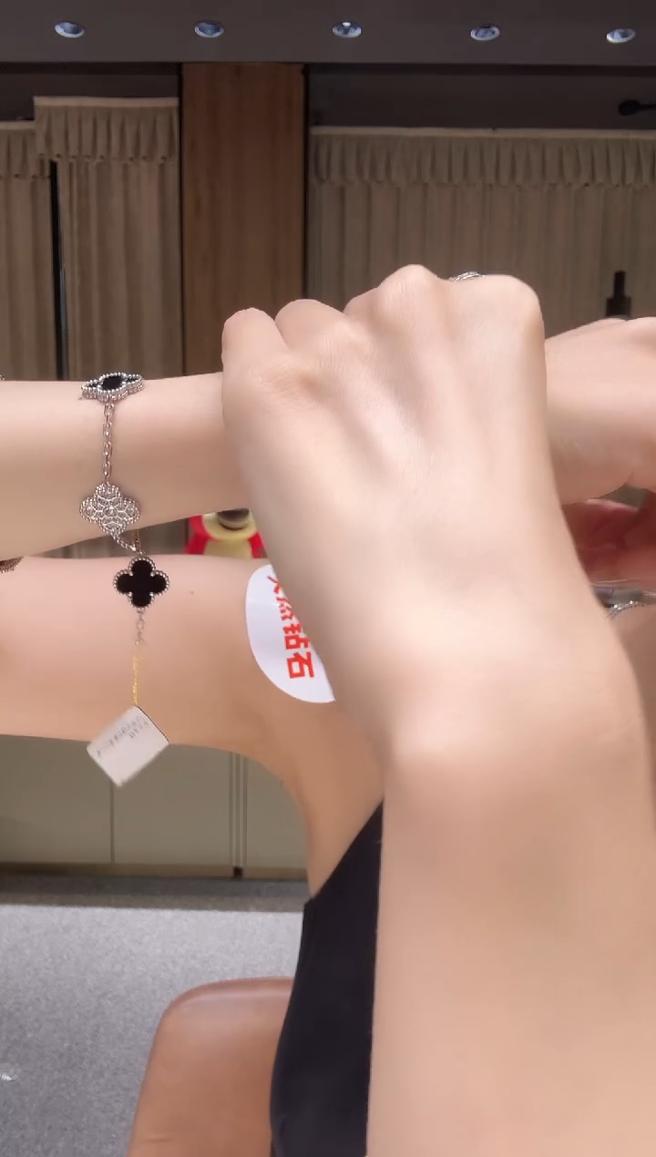 手链18K金镶嵌钻石熊猫