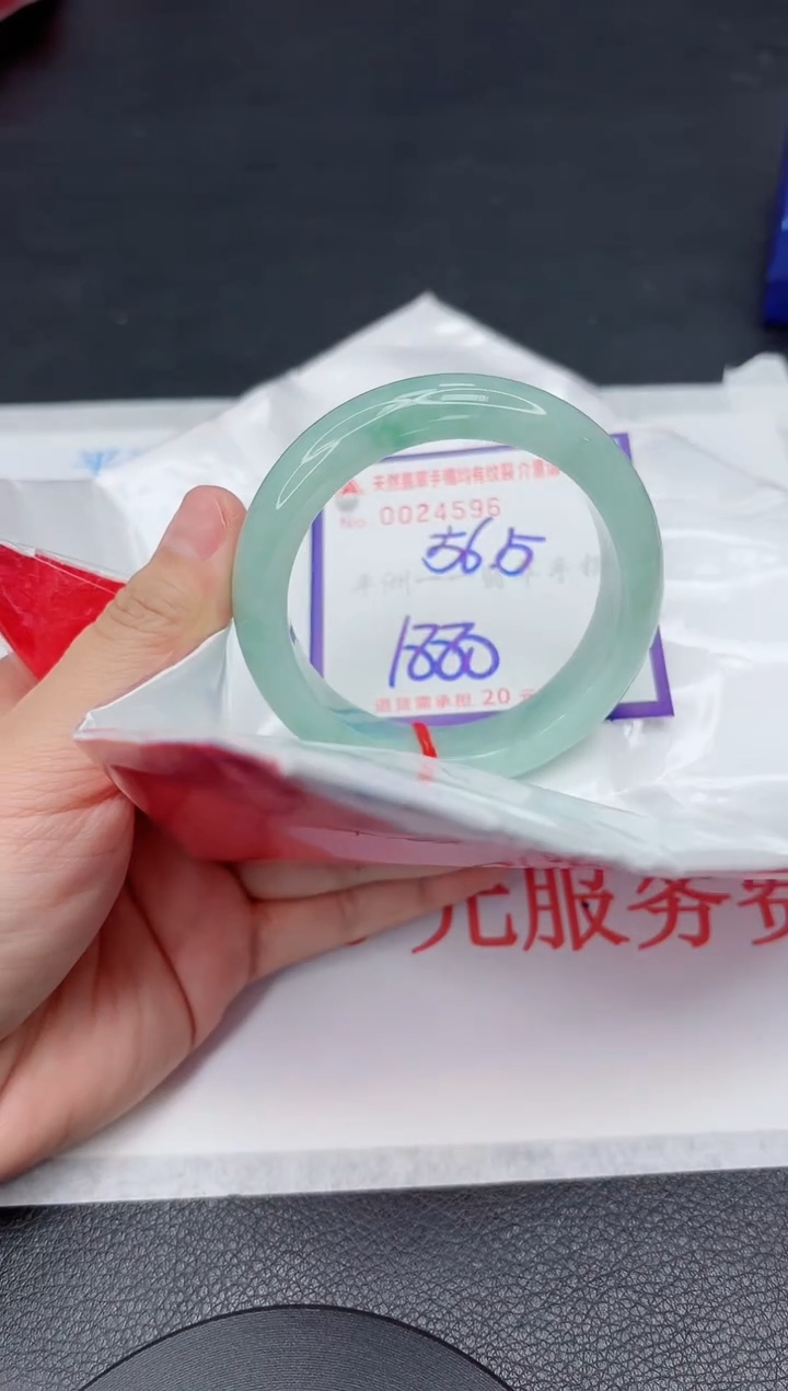 翡翠手镯未镶嵌1