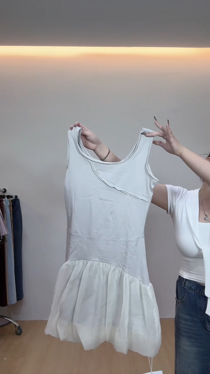 灰色短袖拼蕾丝短裙