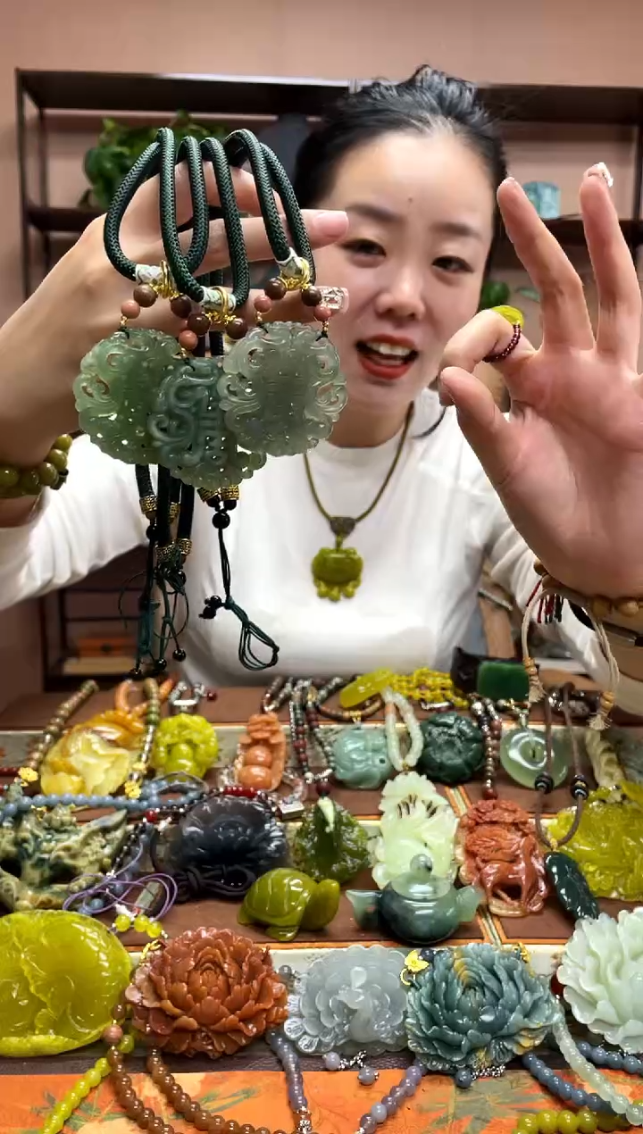 未镶嵌岫玉吊坠多样性发货发其中之一瑕疵