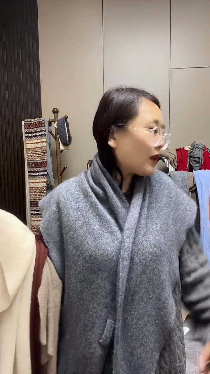 羊绒三角巾灰色的