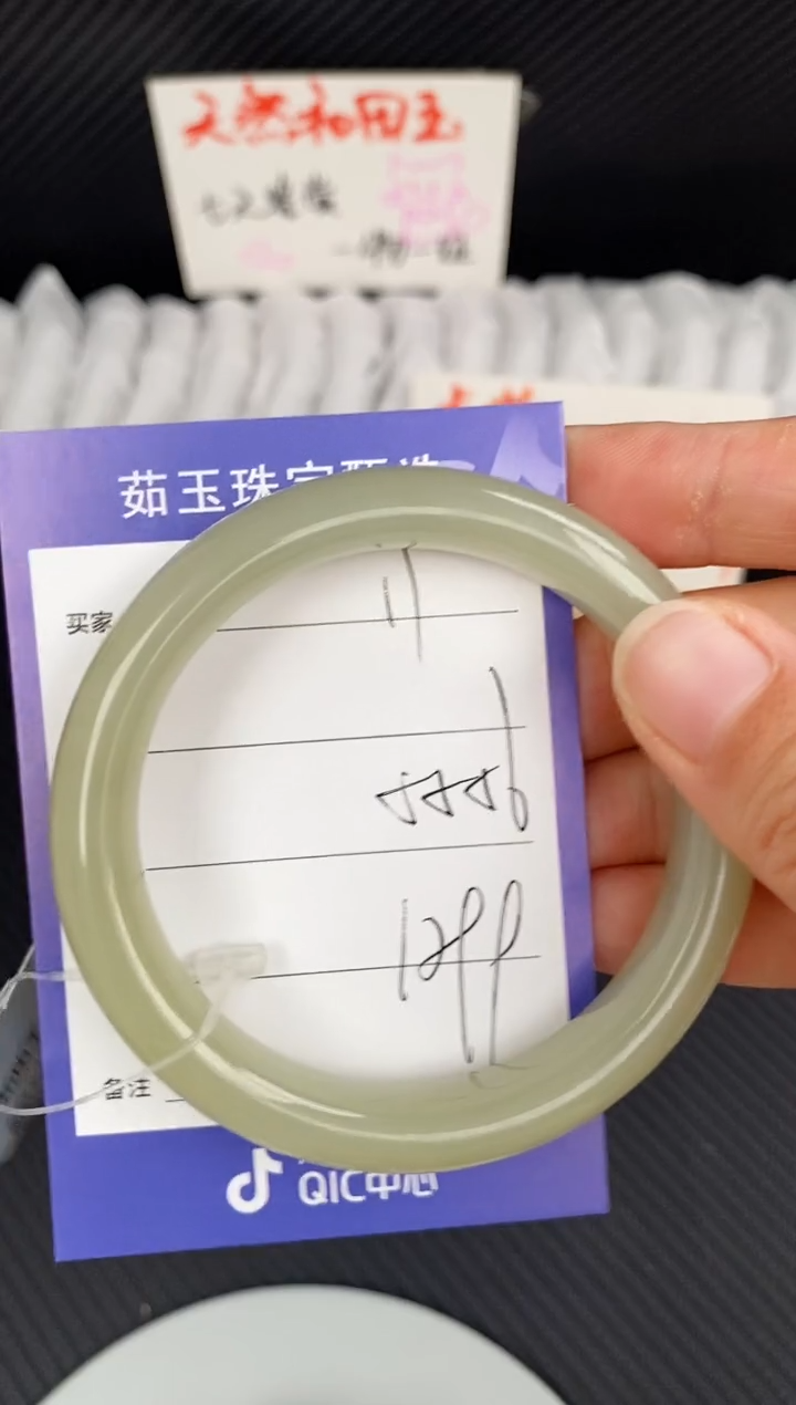 和田玉手镯未镶嵌微色差11
