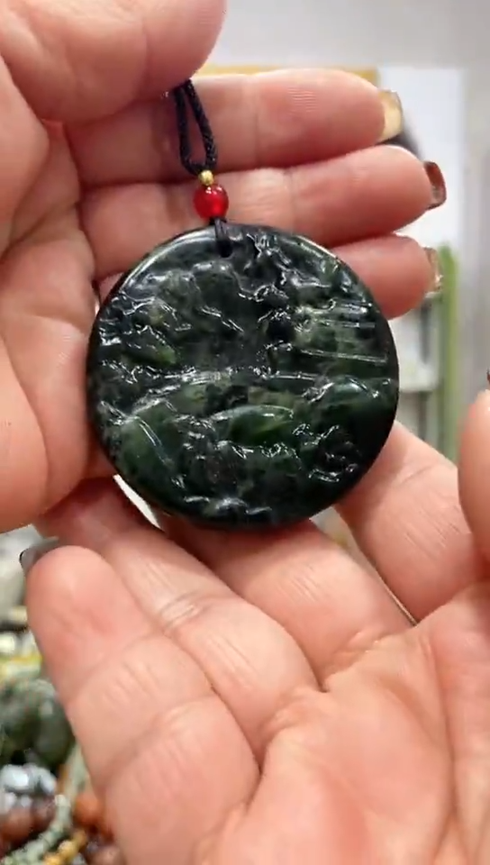 未镶嵌蛇纹石玉吊坠   