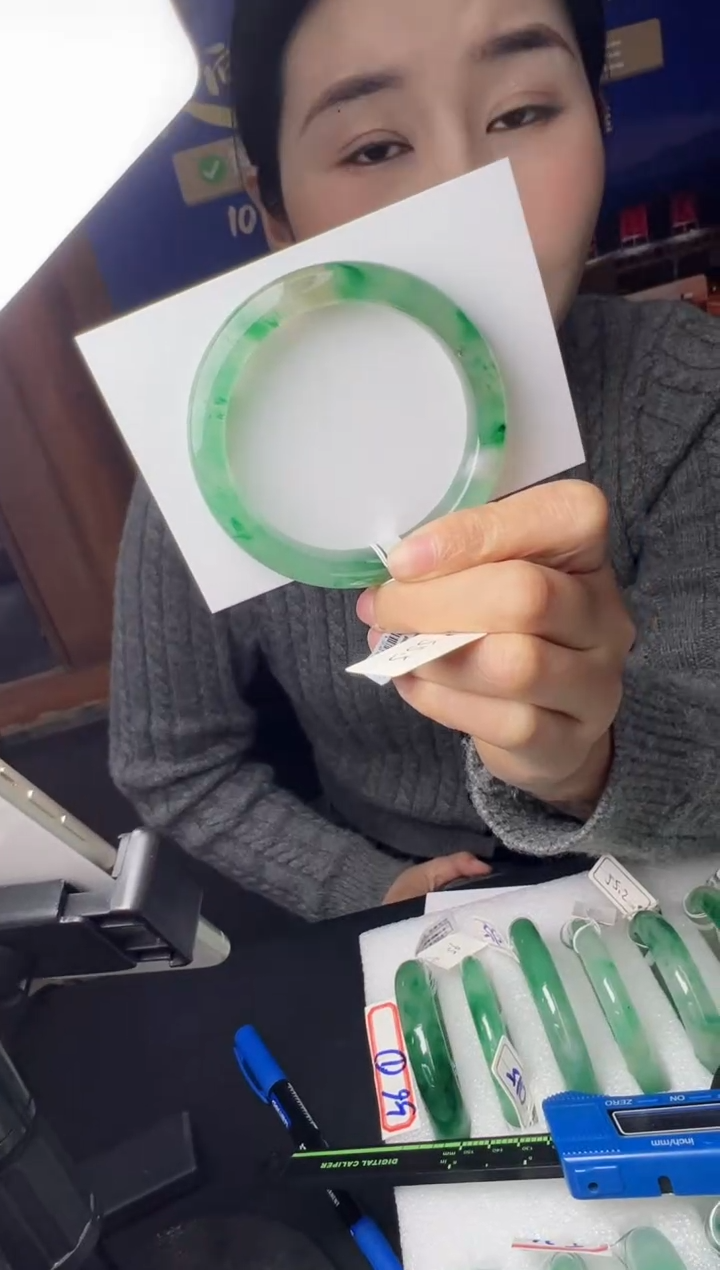 【闪购商品】石英质玉手镯未镶嵌1