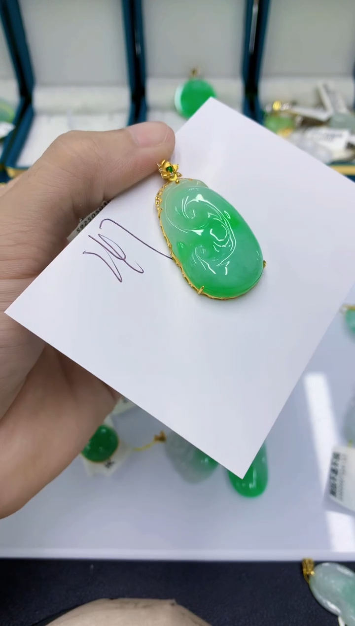 颈饰18K金镶嵌翡翠翡翠