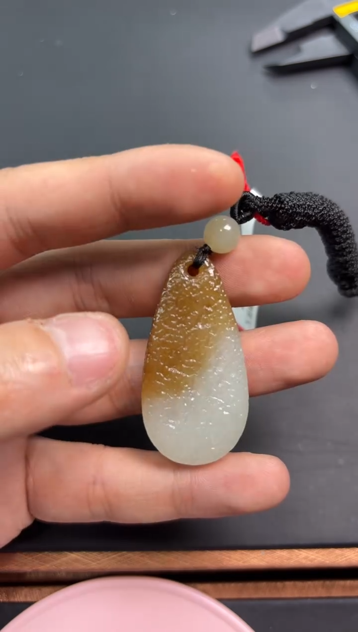 【闪购商品】和田玉吊坠(赠链)未镶嵌且末金山微色差吊坠