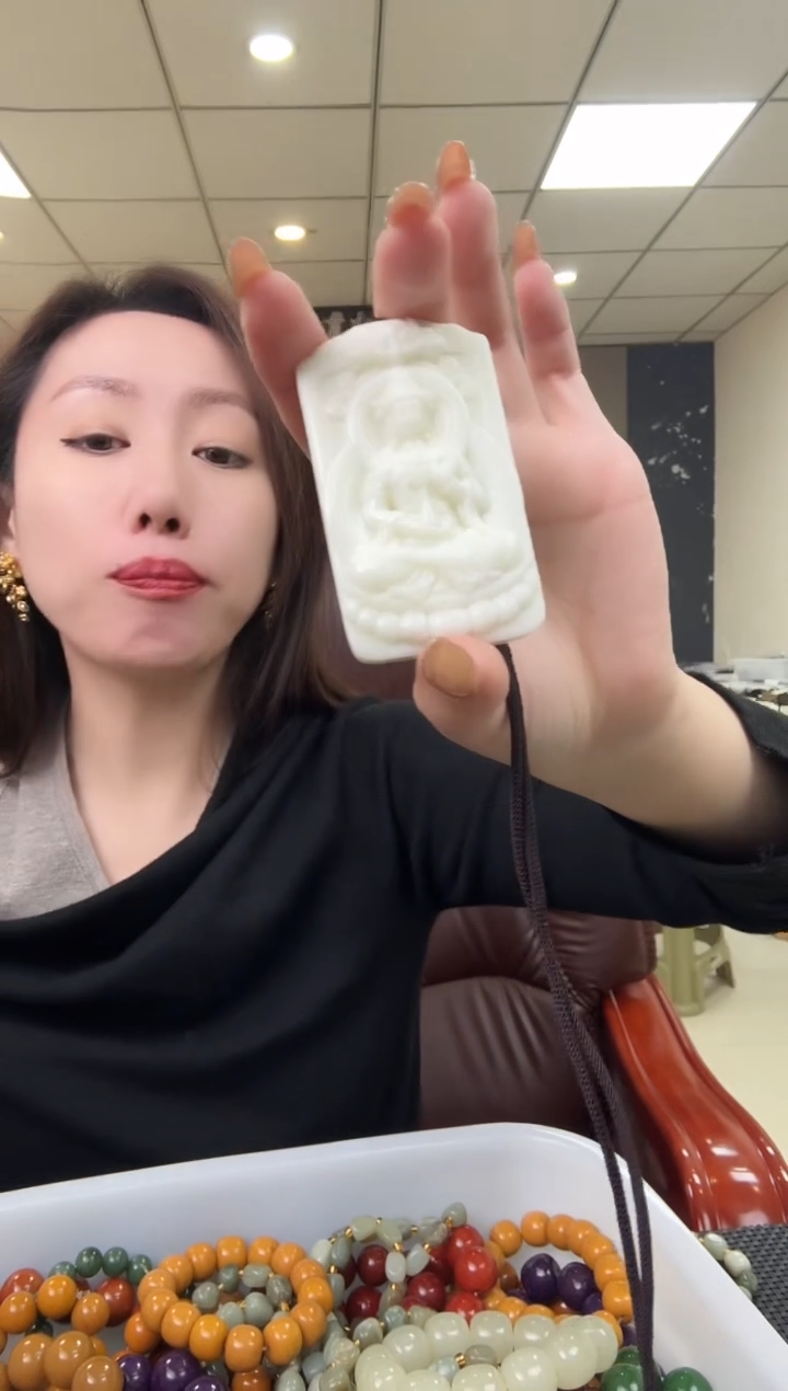 吊坠(不含链)未镶嵌透闪石质玉蓝田玉 观音