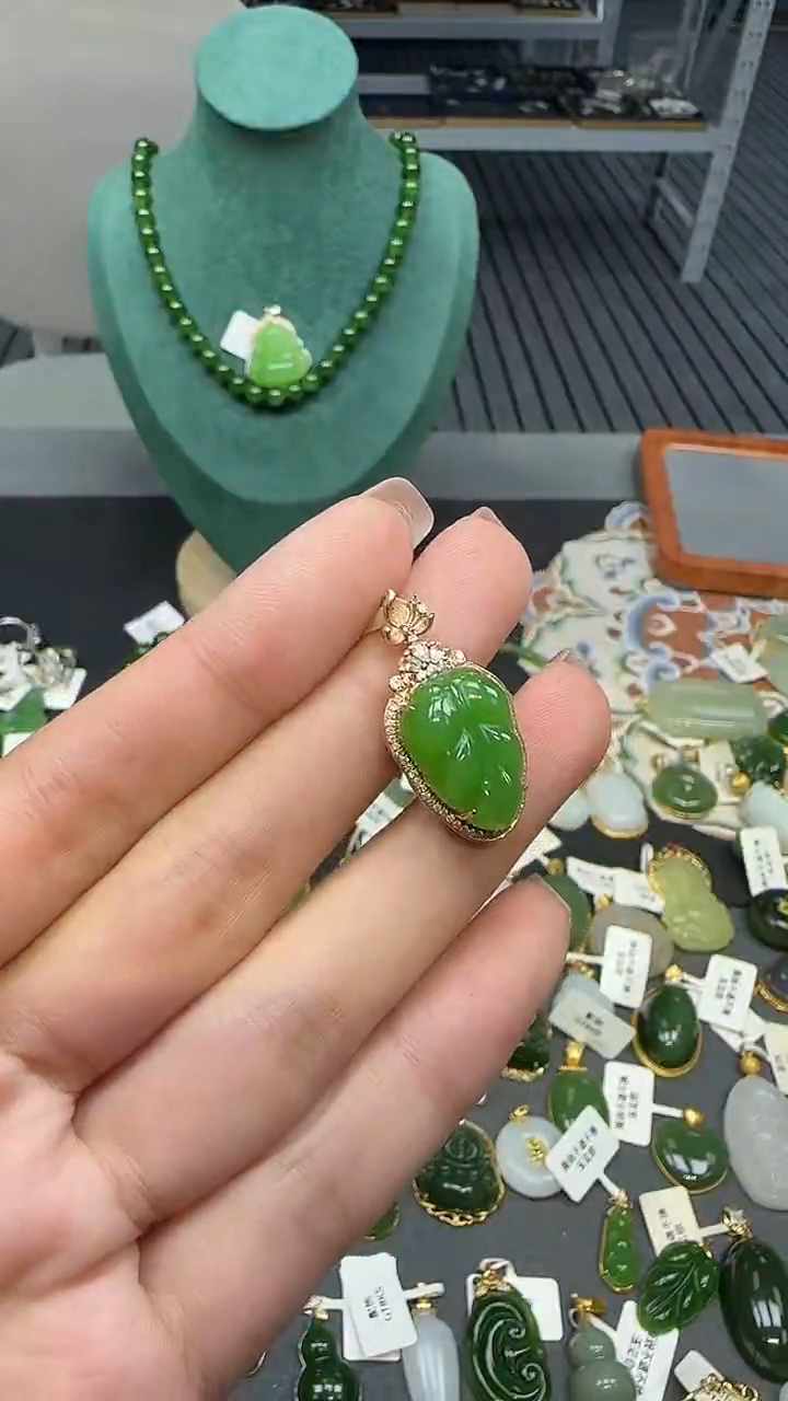 18K金镶嵌和田玉挂件1