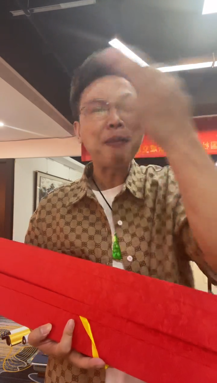 国画雷畅胜 花草系列两幅一起 带锦盒