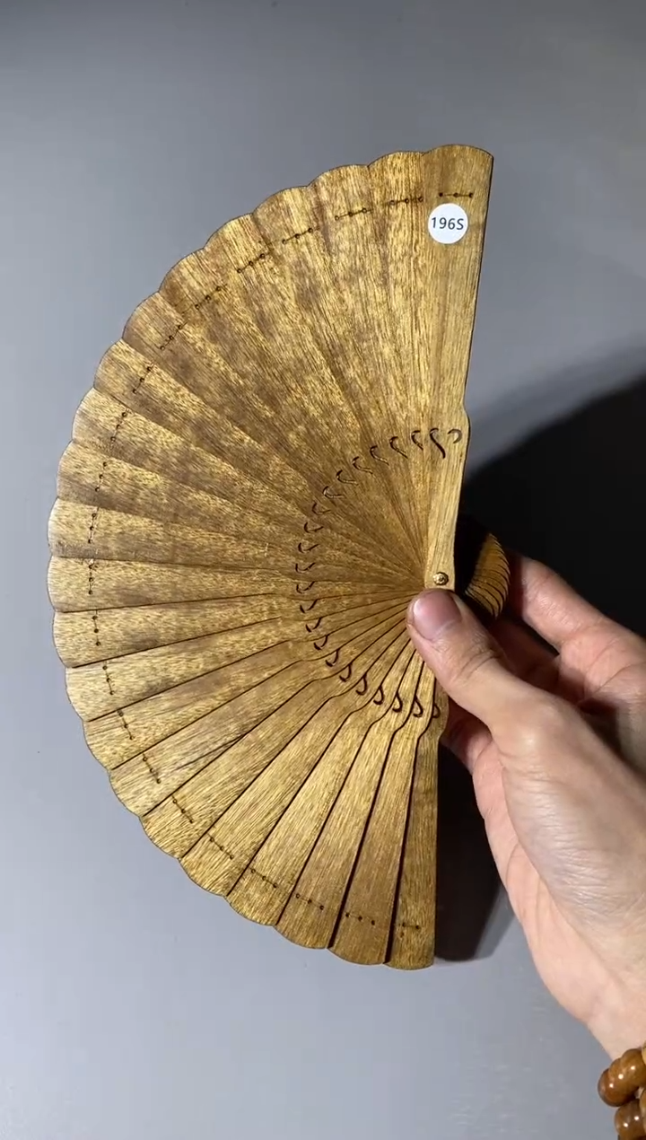 【闪购商品】金丝楠木雕196号15cm金丝楠木小叶桢楠扇子