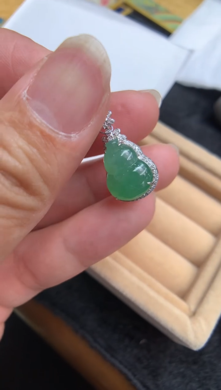【闪购商品】翡翠颈饰18K金镶嵌葫芦
