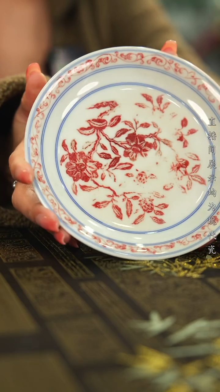 壶承瓷北**玑釉里红花卉纹壶承