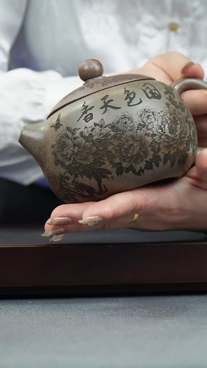 【闪购商品】紫砂茶壶梨皮青 大西施 刻绘牡丹花