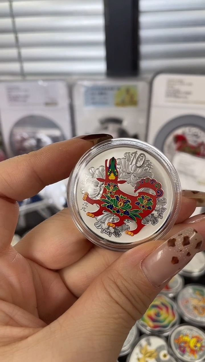 纯银2018彩银狗30克银带证无盒