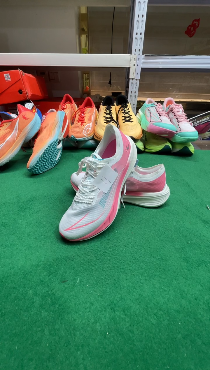 东****铭这是个大鞋店的鞋