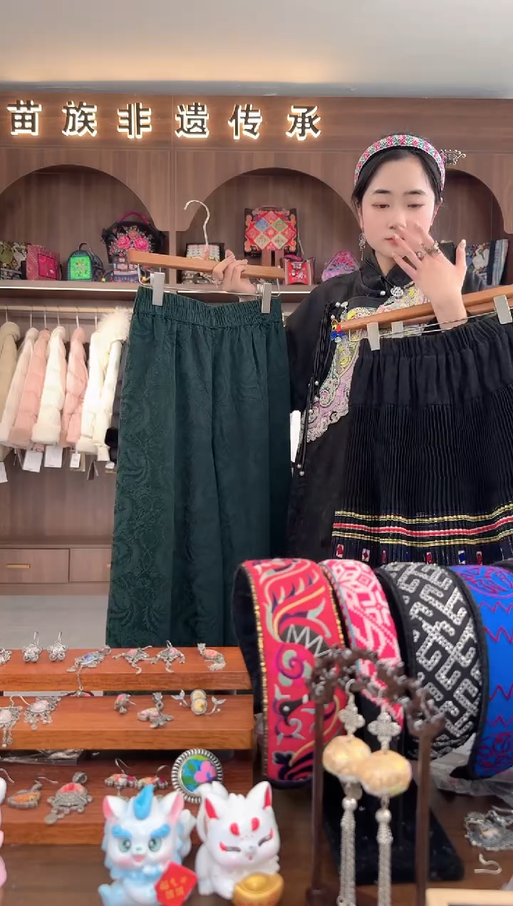 【闪购商品】织绣扶光苗绣传承L13