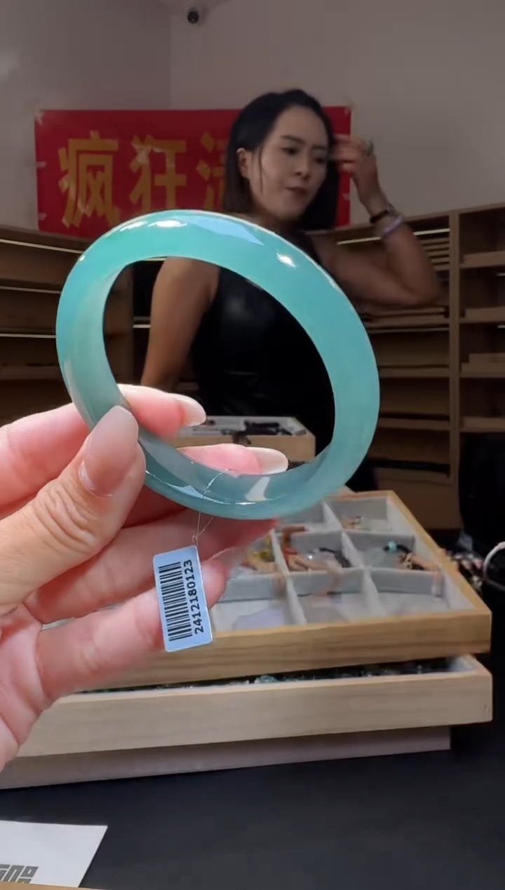 翡翠手镯未镶嵌55圈