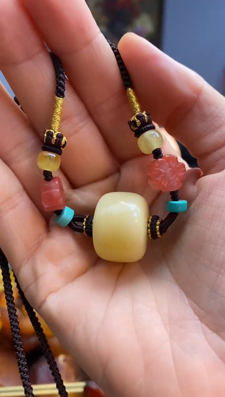 未镶嵌颈饰琥珀吊坠