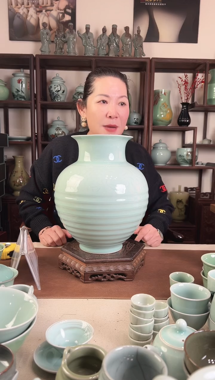 纯手工 粉青 旋纹牡丹瓶