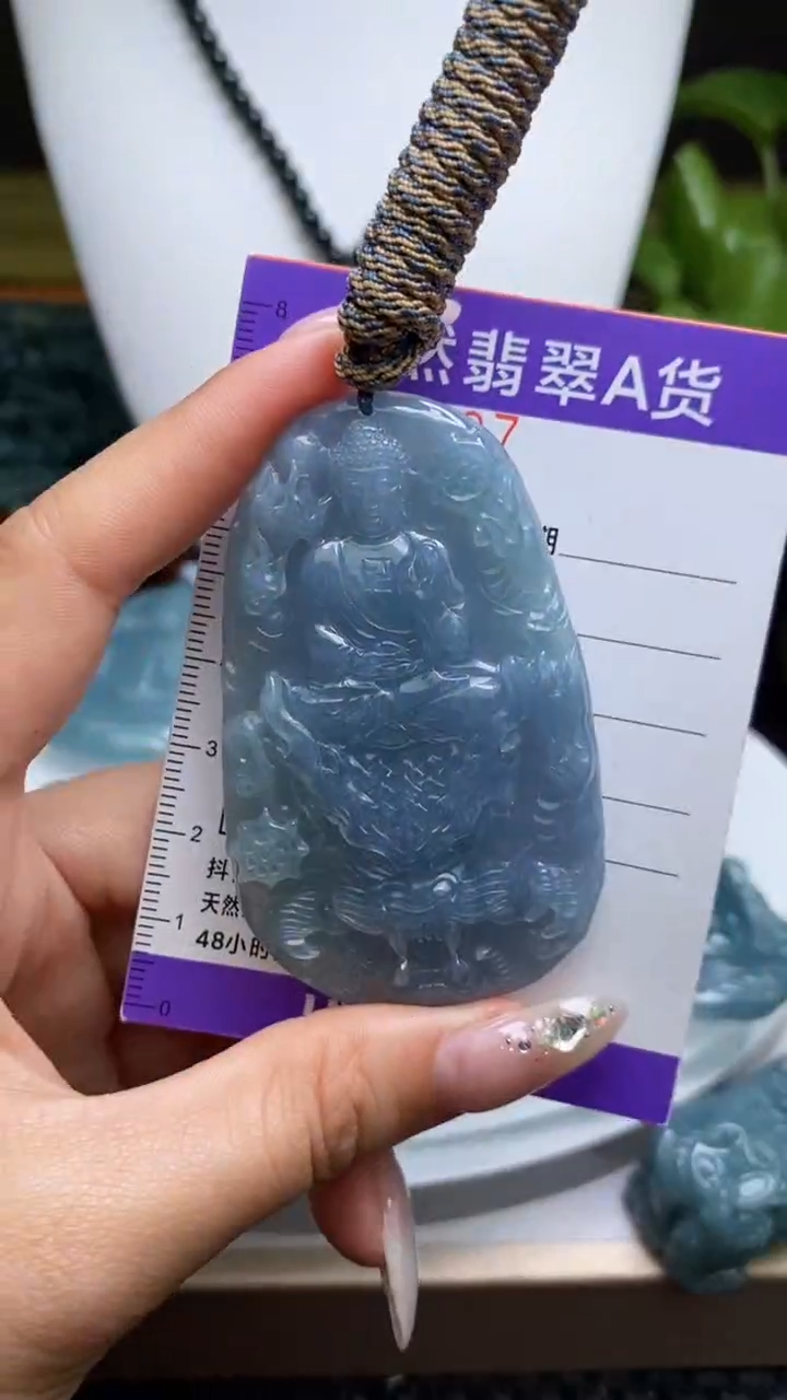 翡翠未镶嵌颈饰         