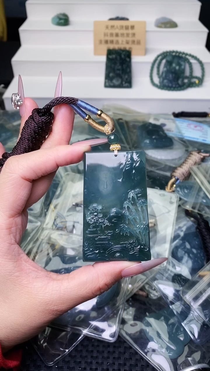 颈饰未镶嵌翡翠 