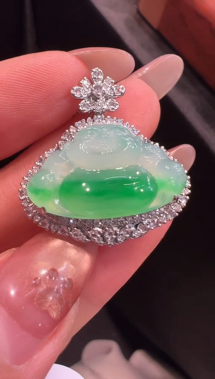 颈饰18K金镶嵌翡翠吊坠