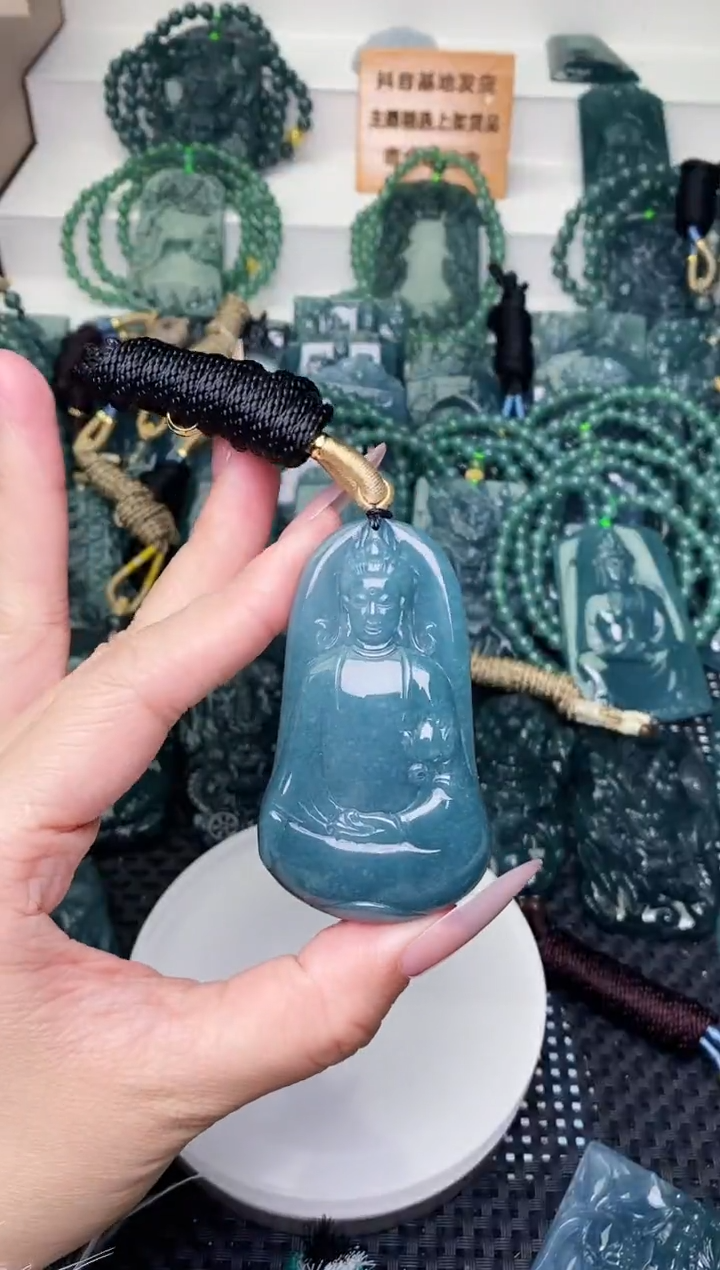 颈饰未镶嵌翡翠 