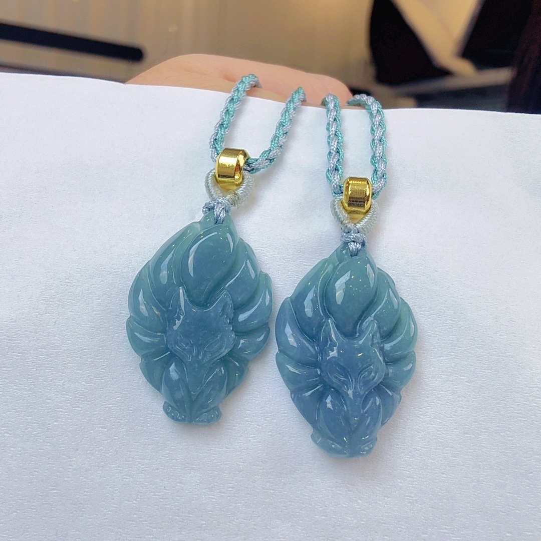 天然翡翠A货蓝水九尾狐仙送绳高29+宽19+厚5.6（多样性发其中一个）